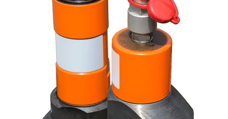 Pair of hydraulic bottle jacks used for lifting a mobile home