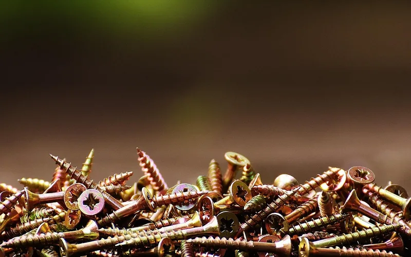 pile of wood screws with corrosion-resistant coating close up