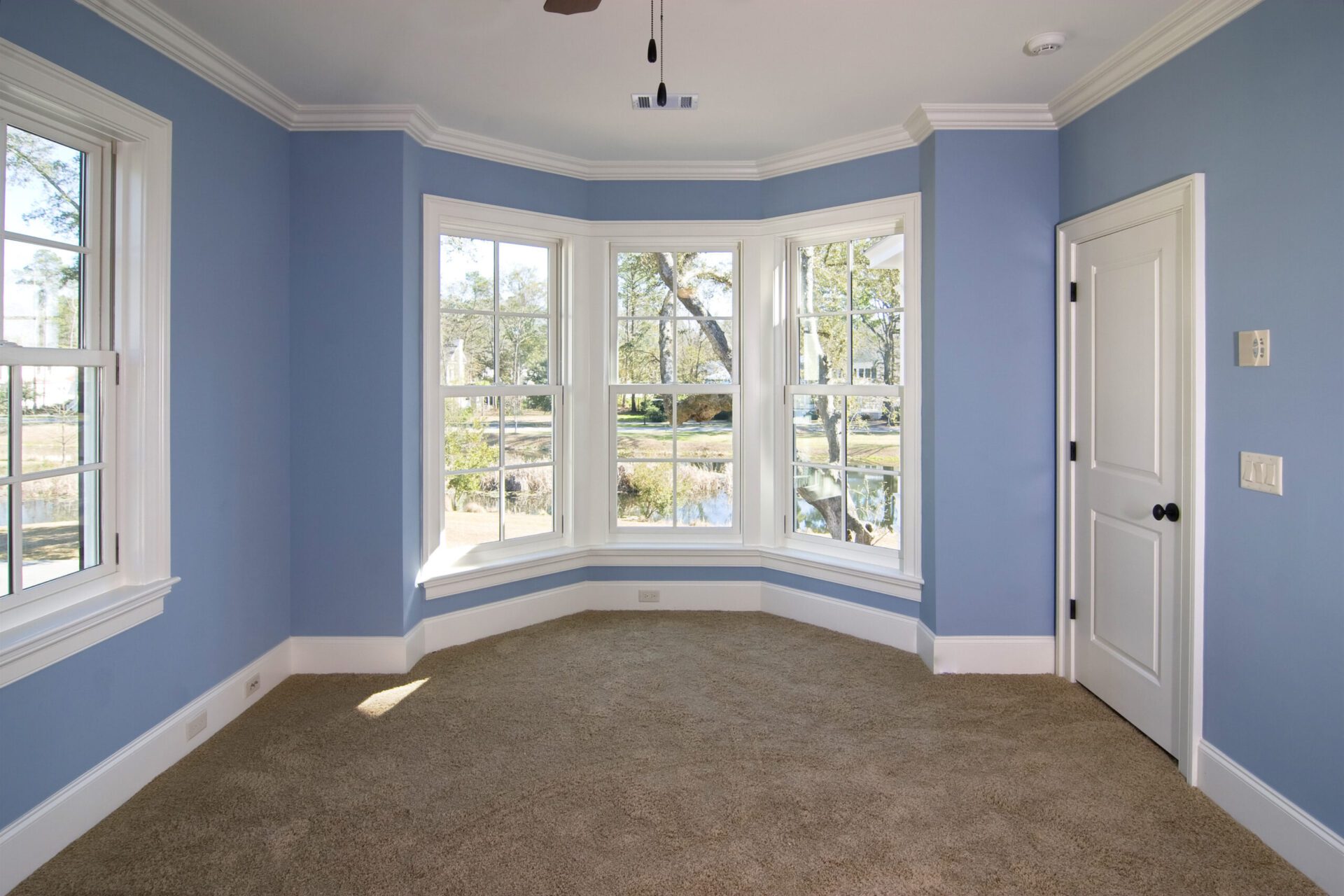 What Color Should My Crown Molding Be [Ideas & Tips]
