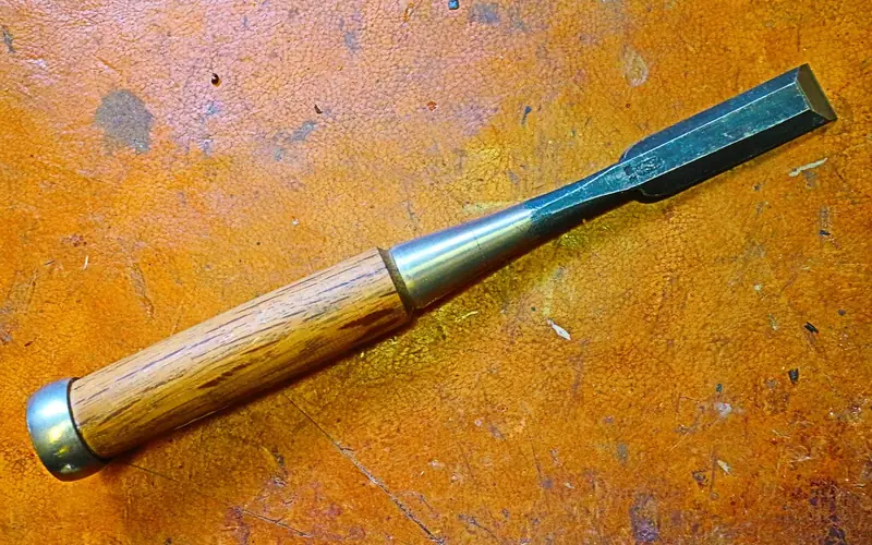 Wood chisel used for cutting a hinge mortise recess