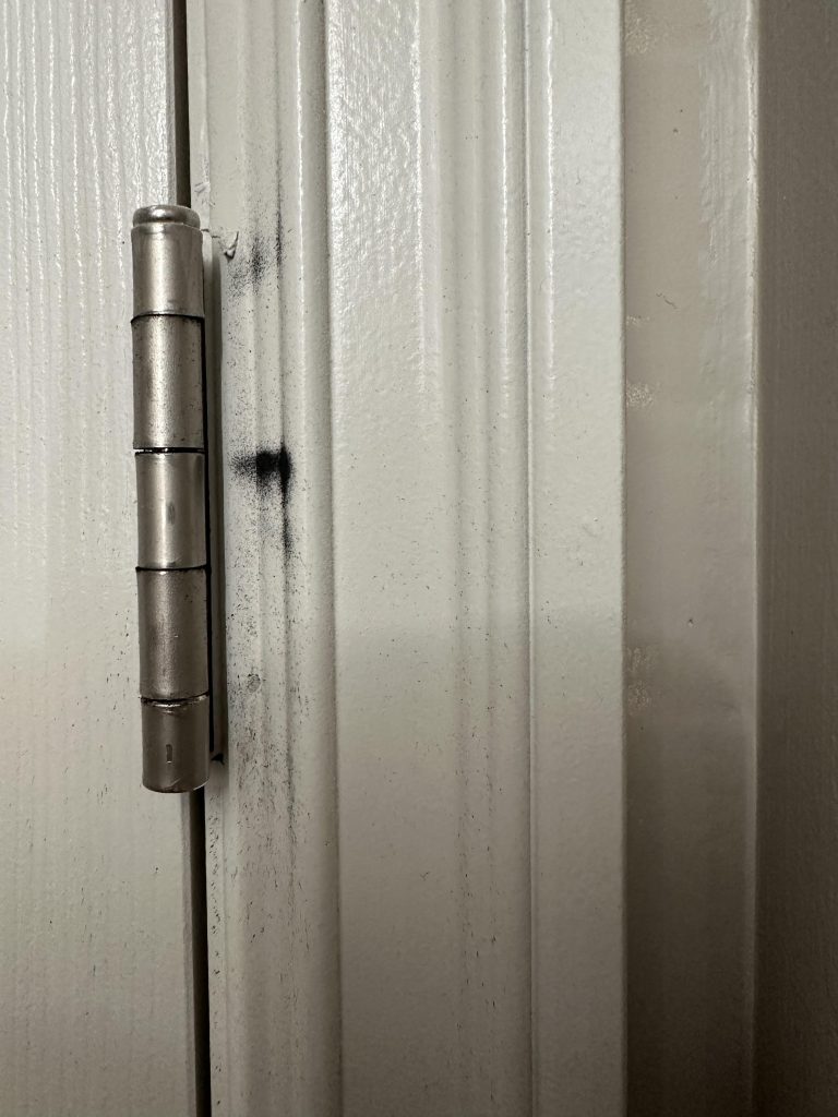 How to Clean Door Hinges