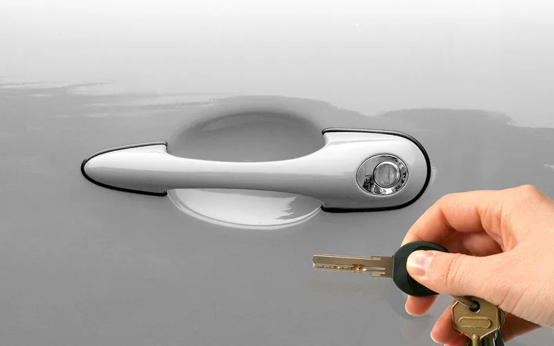 Unlocking a car door with a key at the exterior door handle