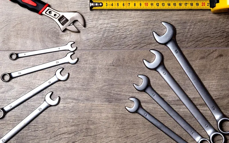 Adjustable wrench used for hardware adjustment