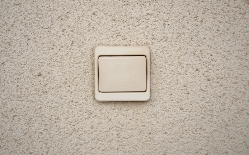 Wall-mounted light switch that controls a ceiling fan