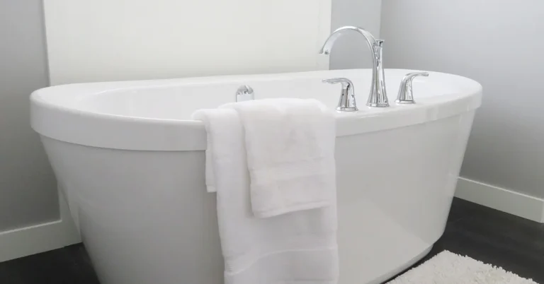 clean white fiberglass bathtub free of stains after cleaning