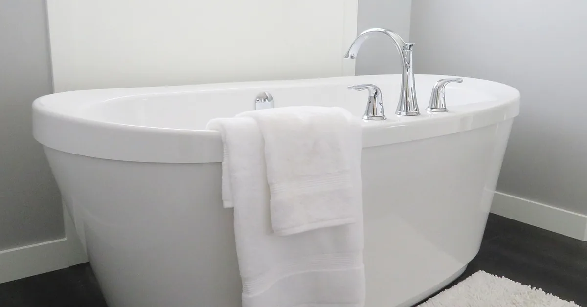 clean white fiberglass bathtub free of stains after cleaning