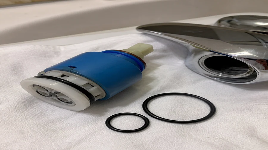 Faucet cartridge and single-handle faucet checked during a dripping-water diagnosis