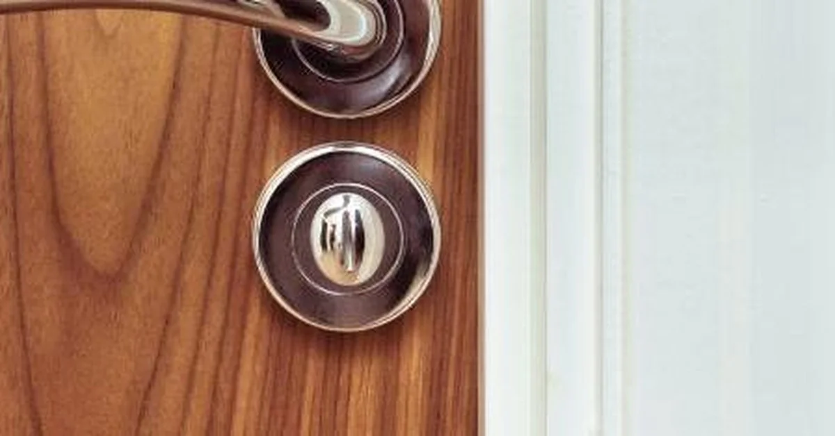 Bathroom door privacy lock with turn button release on the handle