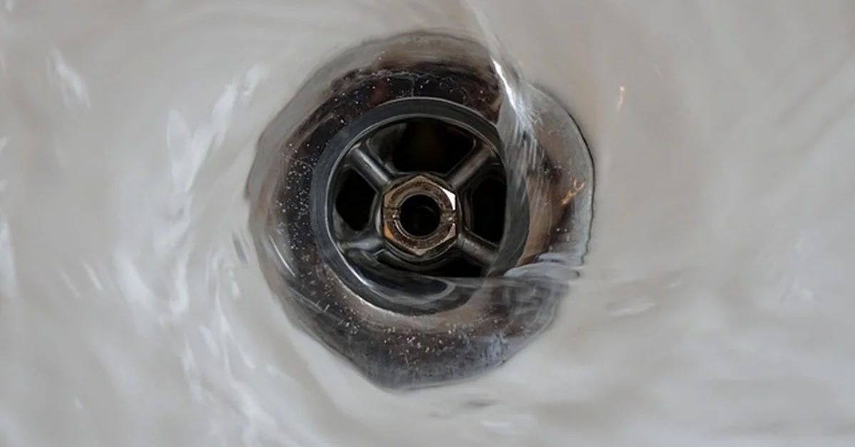 Bathtub drain stopper with water swirling down