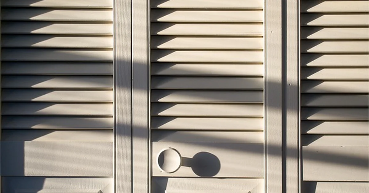 knob placement on a louvered bifold closet door