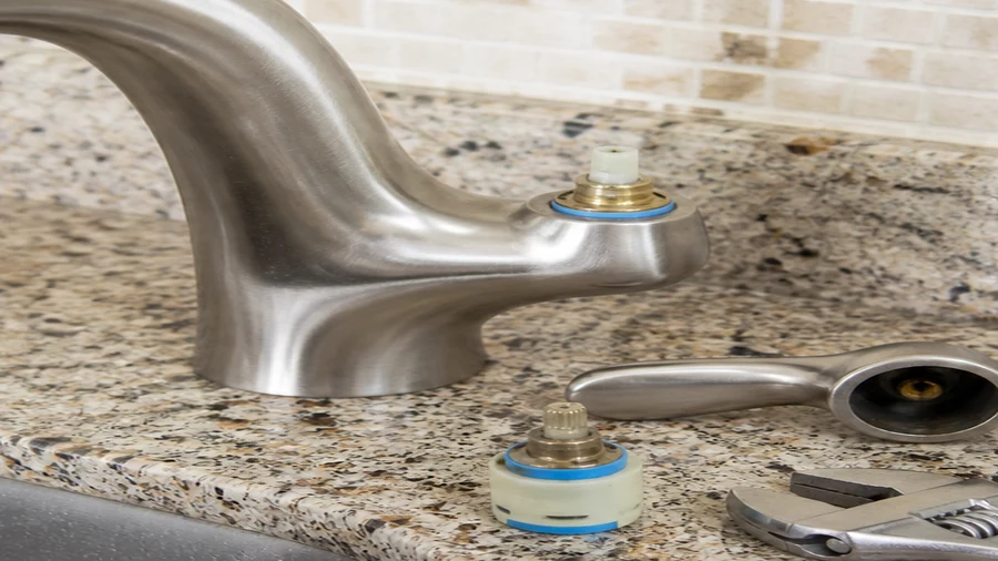 Single-handle faucet cartridge checked during a leak diagnosis
