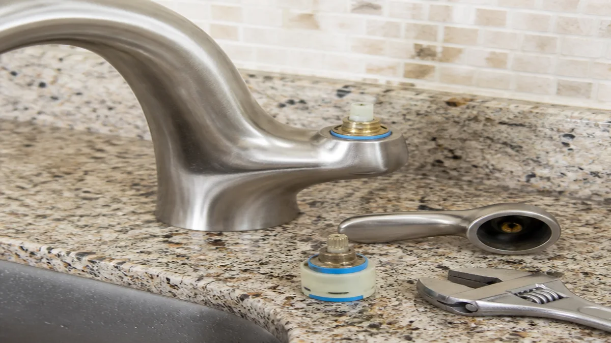 Single-handle faucet cartridge checked during a leak diagnosis