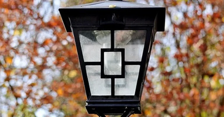Solar-powered outdoor lamp post light with glass panels