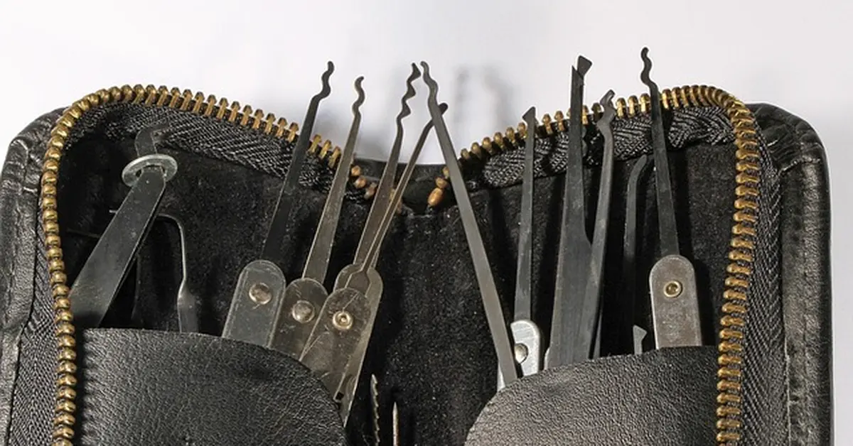 Tubular lock pick set used to unlock a circle lock door without a key