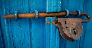 Front Door Won’t Latch? Causes and Safe Fixes