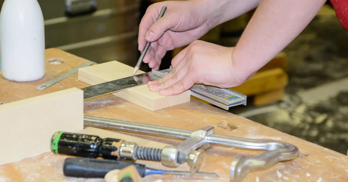 How to Use a Compact Router: Feed Direction, Depth, and Edge Support