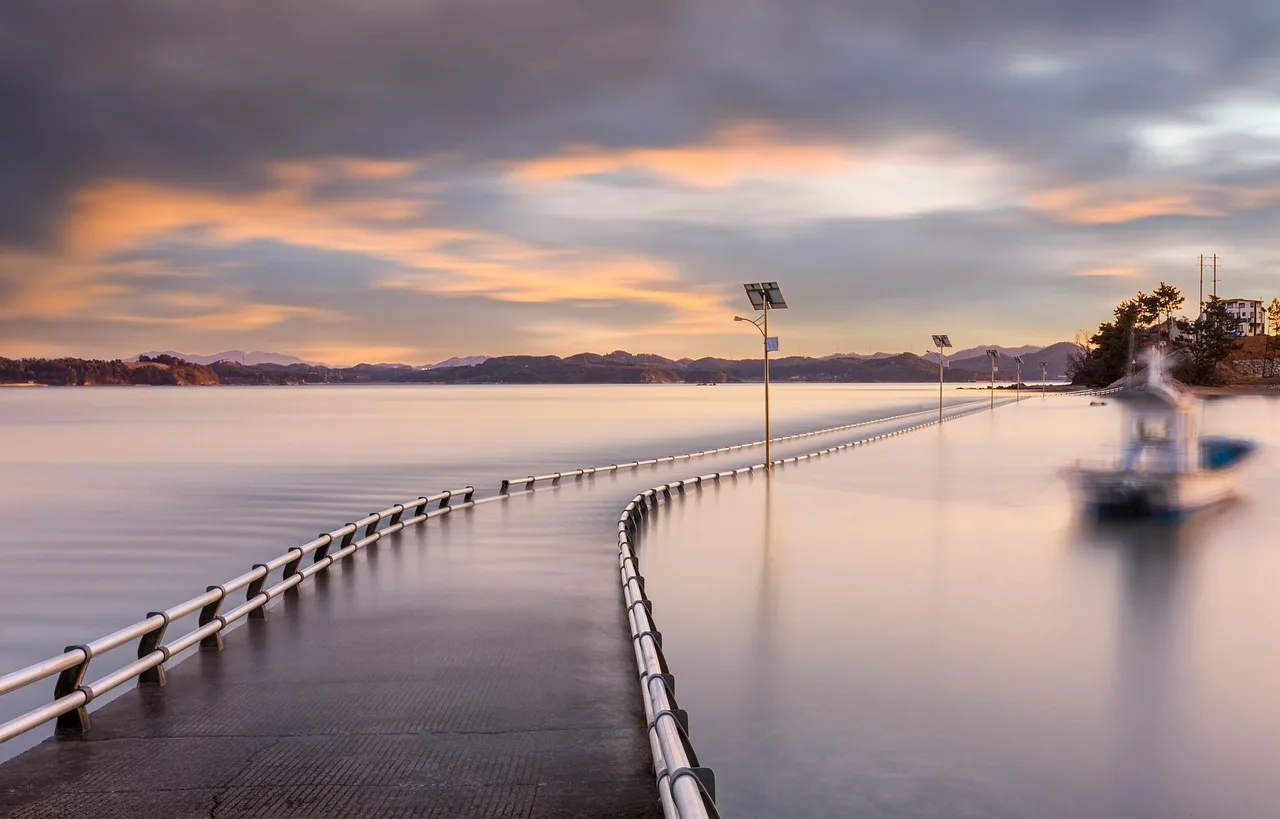 Monocrystalline path light: best for snowy walkways