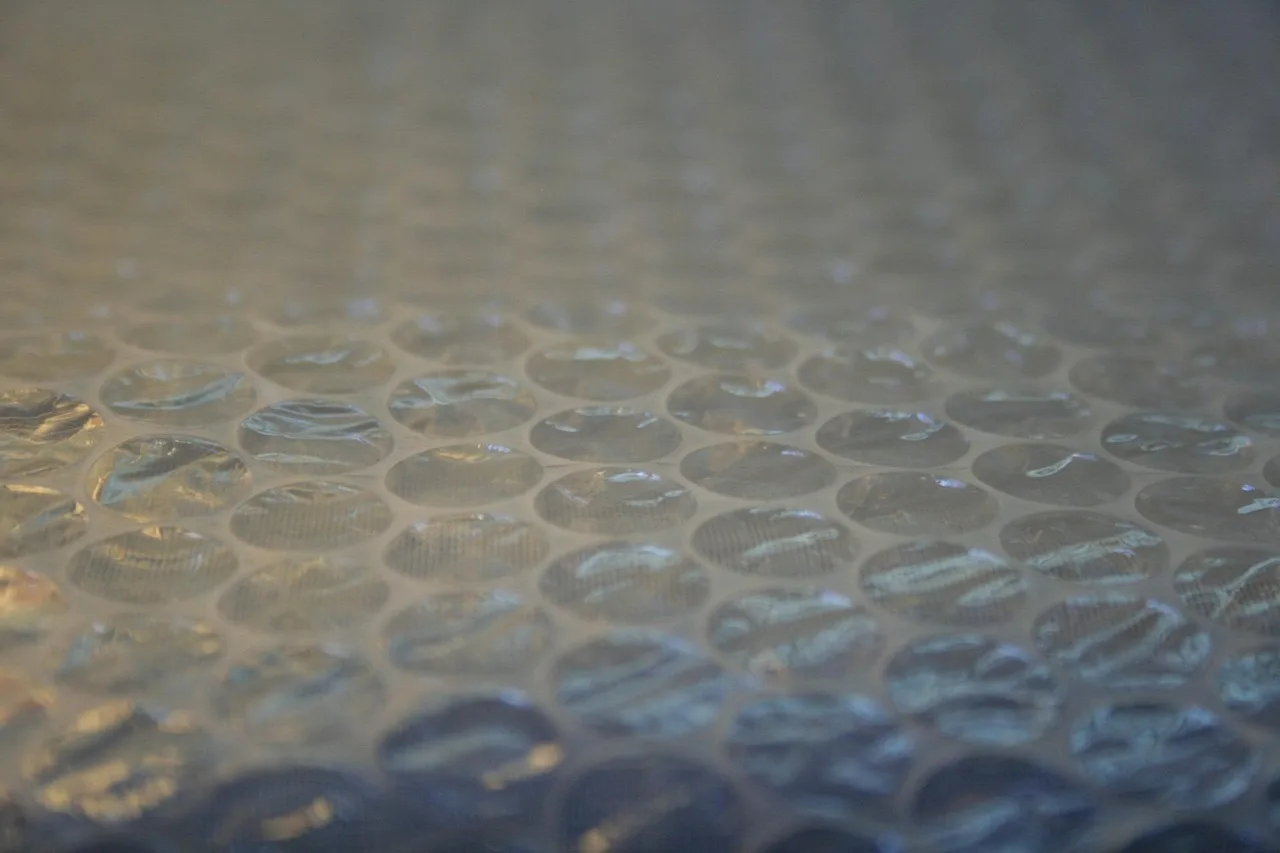 Does bubble wrap on windows insulate?