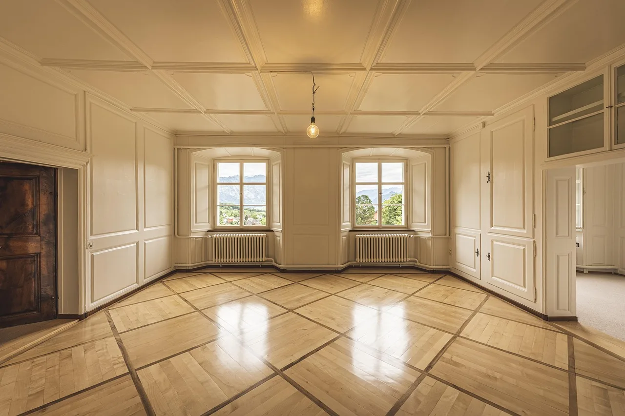 Crown molding vs wainscoting: the real trade-off