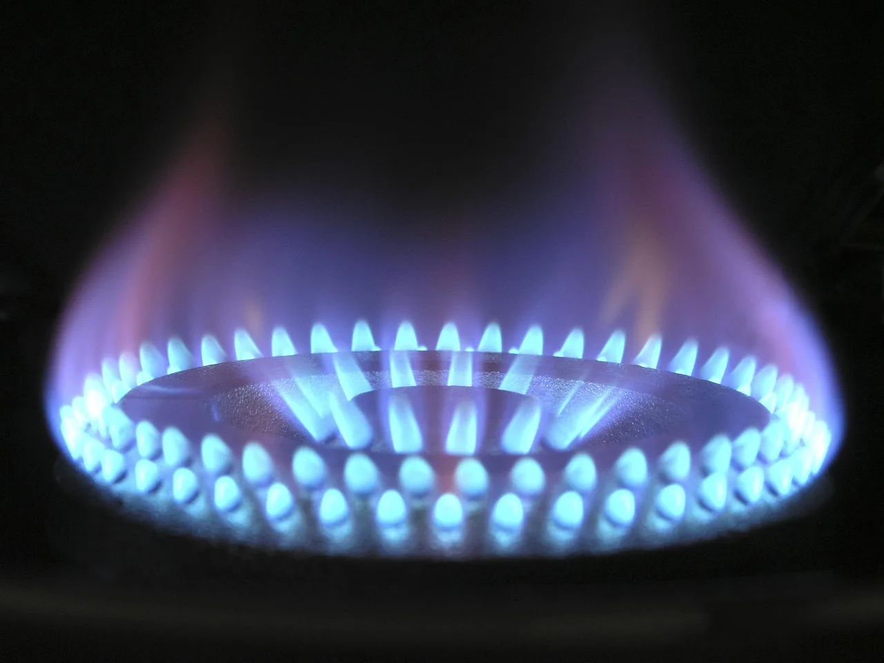 What does it cost to install electric heat vs gas heat?