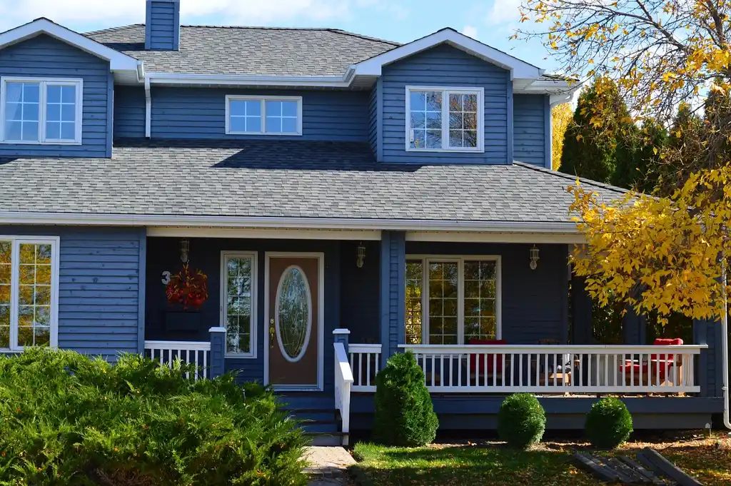 What signs mean siding has moisture damage?