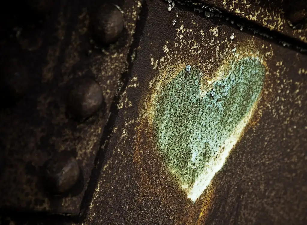 Is Rust-Oleum spray paint oil-based?