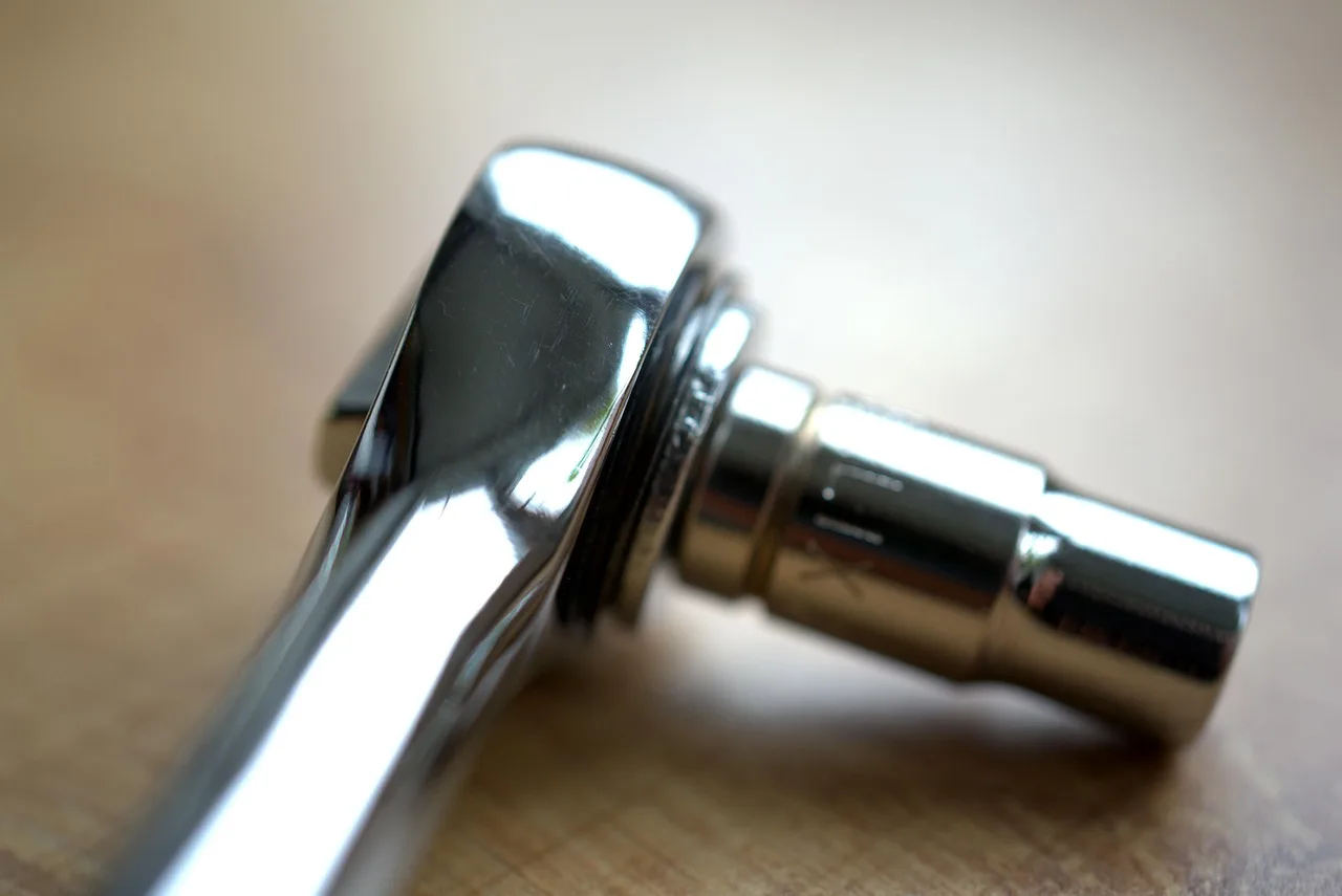 Which tool is better in tight spaces?