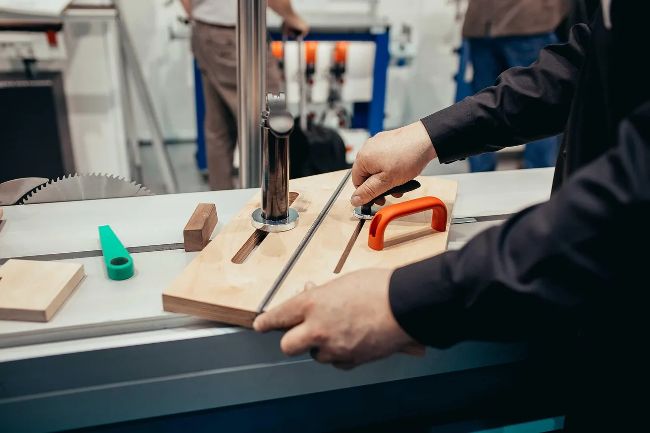 How do I maintain a saw so it cuts cleaner for longer?