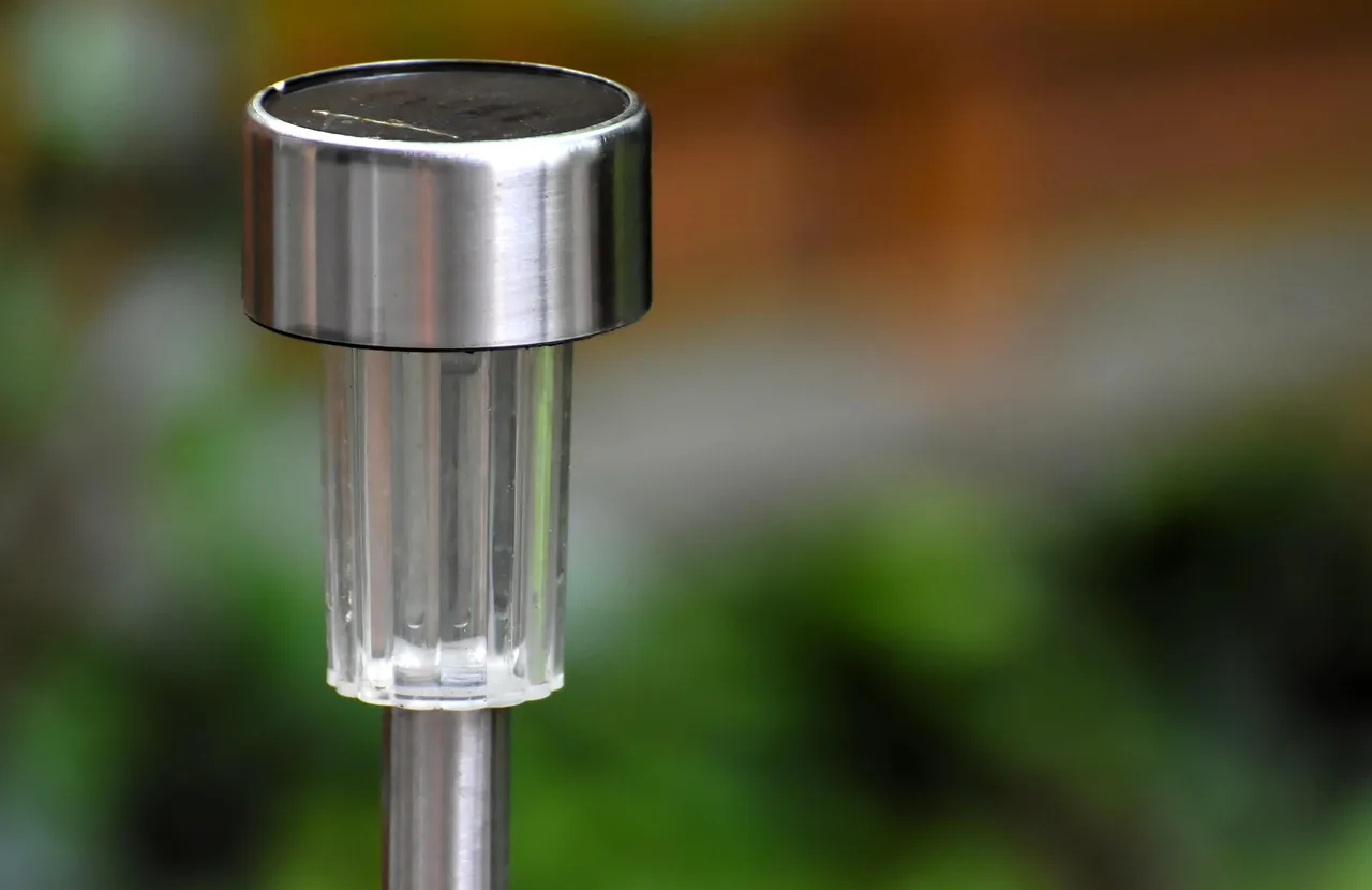 Choose Solar Garden Spotlights if… / Choose Floodlights if…