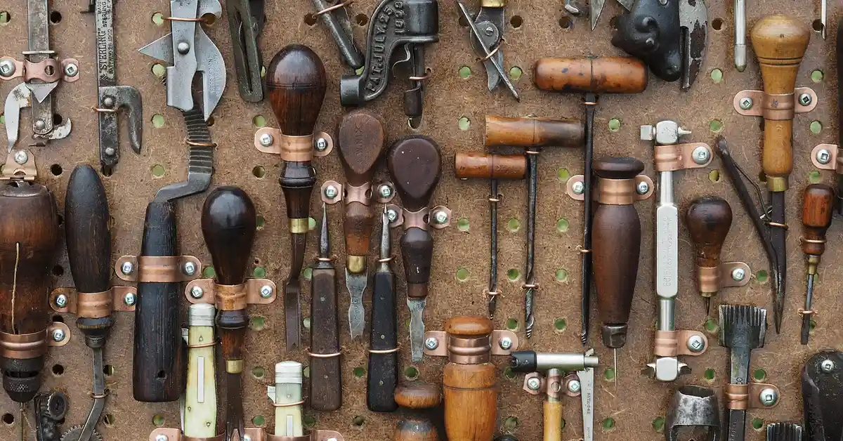 What Makes a Good Wood Chisel? Steel, Geometry, Handle, and Edge Quality